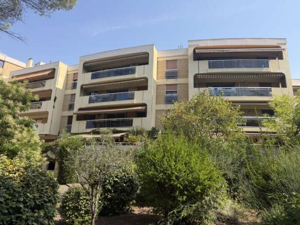 Superbe 2 pièces rénové avec terrasse, Aix Nord